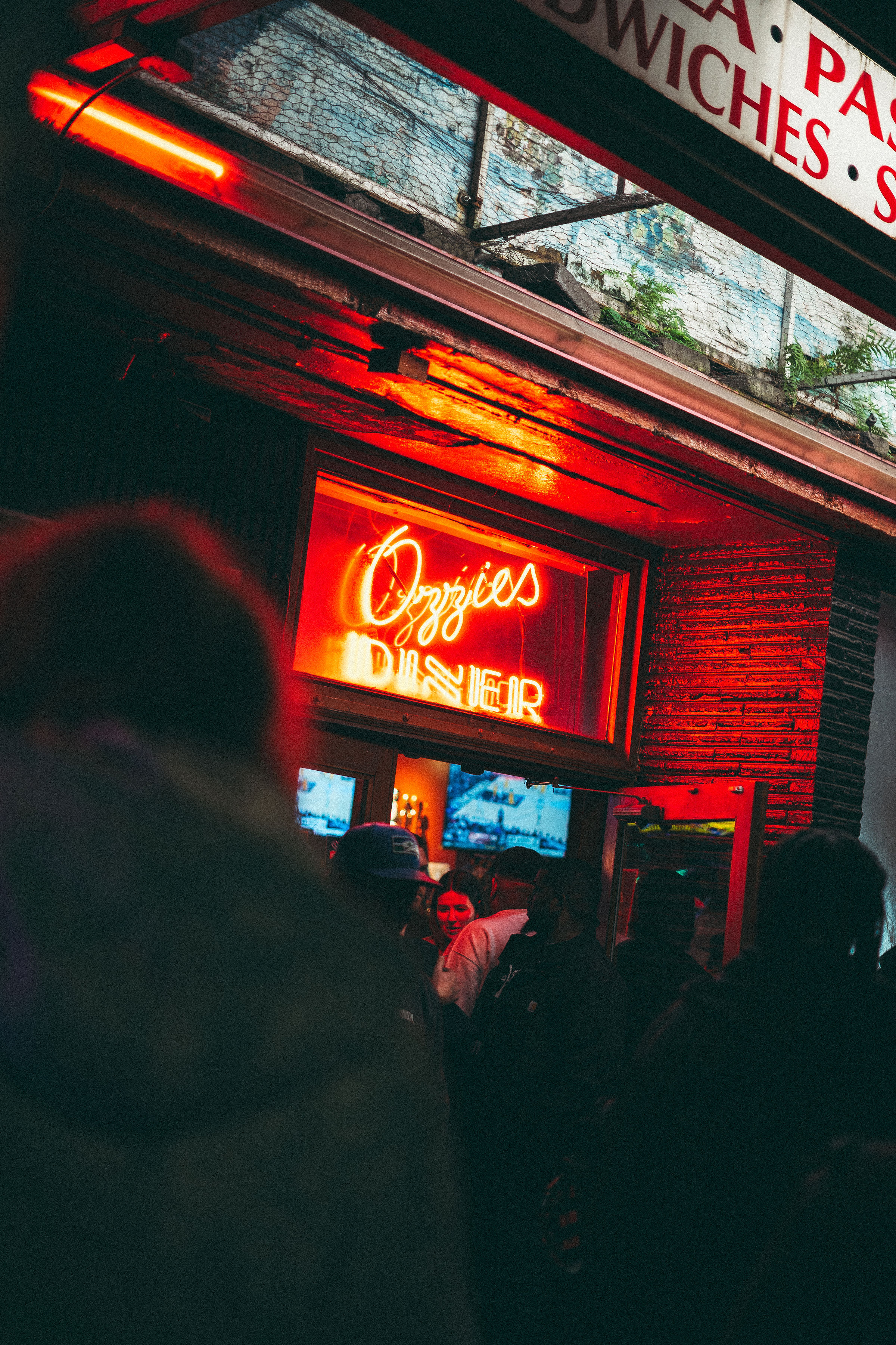 Ozzie's neon sign